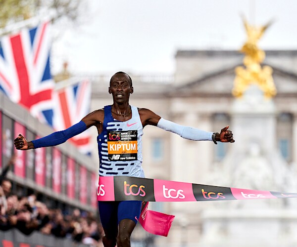 Marathon World RecordHolder Dies in Car Crash