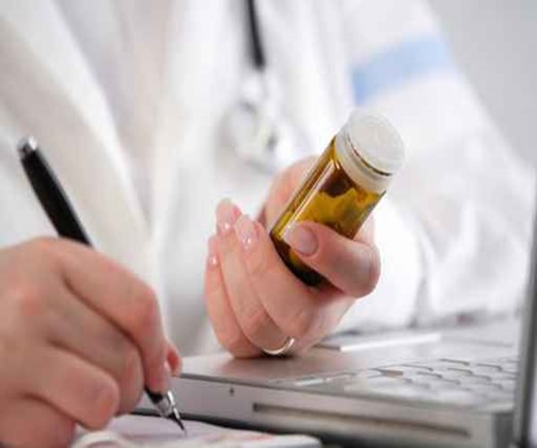 Docs Often Overestimate Help of New Drugs