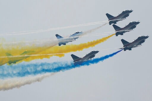 AP PHOTOS: China Shows Military Planes at Zhuhai Air Show