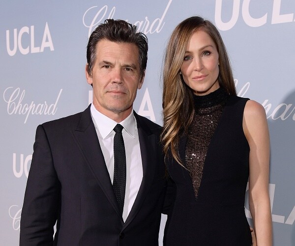 josh brolin and kathryn boyd stand on red carpet