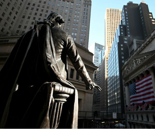 statue of george washington on wall street in new york 