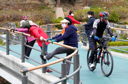 South Korea Eases Distancing amid Slowing Omicron Spread