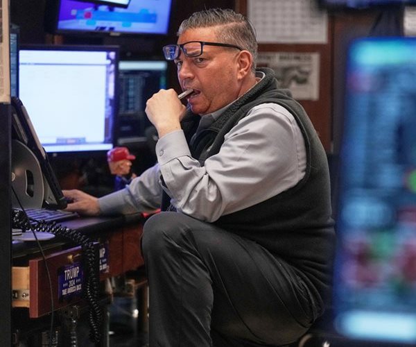 Wall St Advances as Tech Bounces Further Off Losses