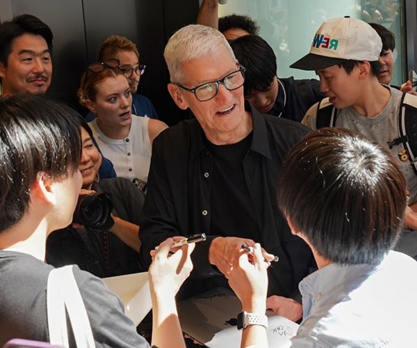 Apple CEO Foresees Booming iPhone Holiday Sales