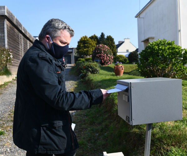 Maryland Police Urge Residents to Wear Pants to Check Mailbox