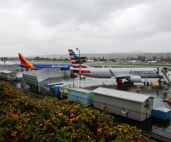 Airlines Await Fresh Aid as Near Term Outlook Worsens 