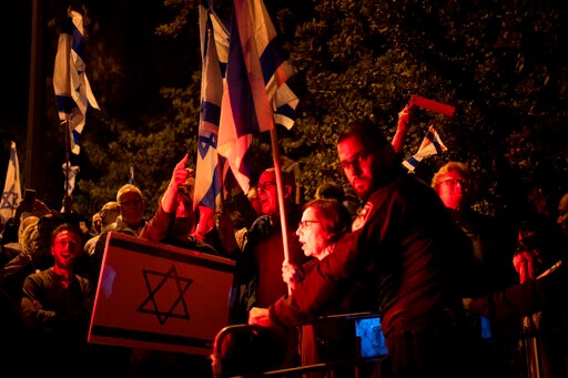 Netanyahu Denounces Protesters after Salon Siege of His Wife