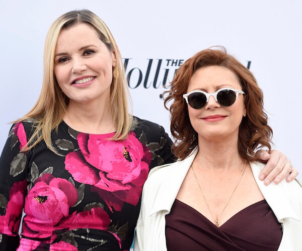 Susan Sarandon, Geena Davis Reunite at Golden Globes