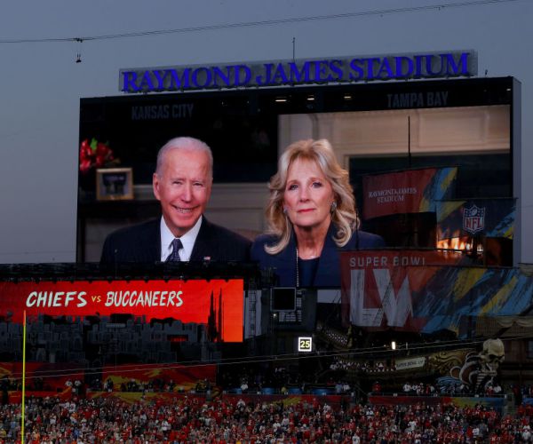 Bidens Thank Health Care Workers Ahead of Super Bowl