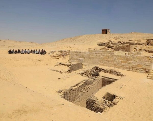 Bomb Hits Tourist Bus Near Egypt's Giza Pyramids, Wounds 16