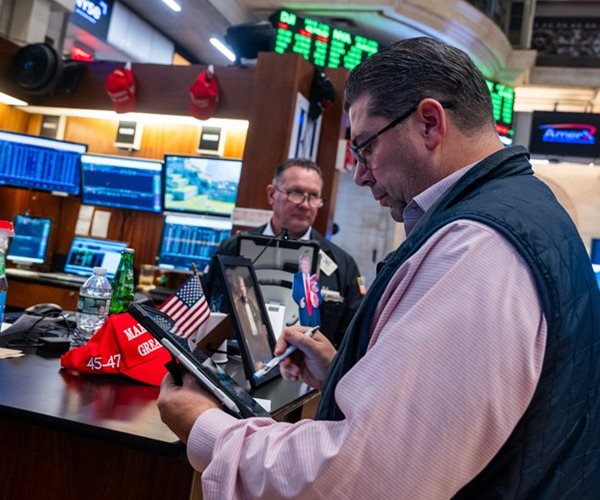 Wall Street Closes Higher Amid Mixed Earnings