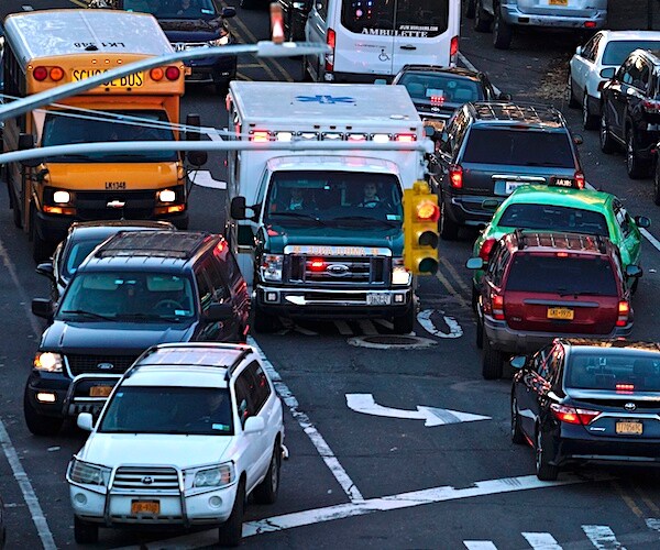 a bottleneck of vehicles in manahattan