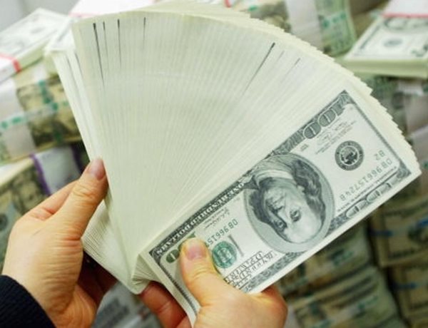 El-Erian's Cash-Stash Strategy Catches on as Bond Rout Deepens