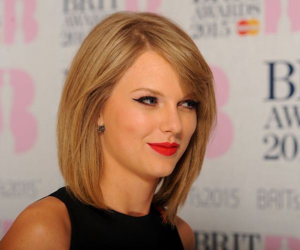 Taylor Swift Opens American Music Awards With a Fiery 'I Did Something Bad'