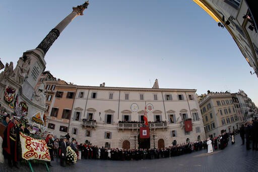 Pope Recalls Poor Families as Rome Holiday Shopping Begins