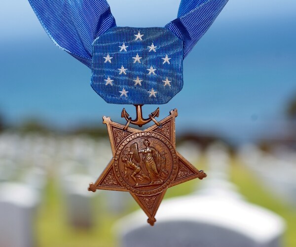 Britt Slabinski to Get Medal of Honor for Daring Rescue