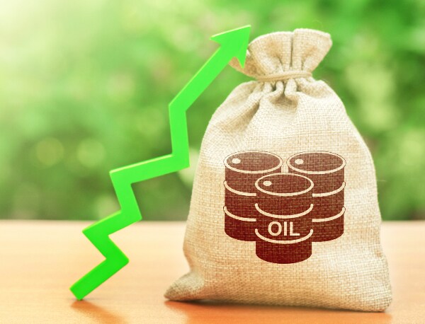 Oil Prices Rise on Tight Supply Outlook as Russia Spurns Peace Talks