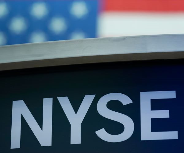 S&P 500, Nasdaq End Lower But Dow Jumps