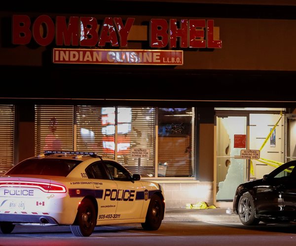 2 Men Set off Bomb in Restaurant in Canada; 15 Wounded
