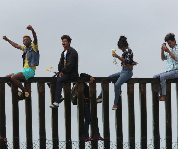 US: Border Crossing Full Before Caravan Arrives