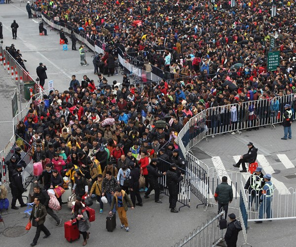 Chinese Stranded in Train Station: Throng of Thousands Becomes Safety Concern