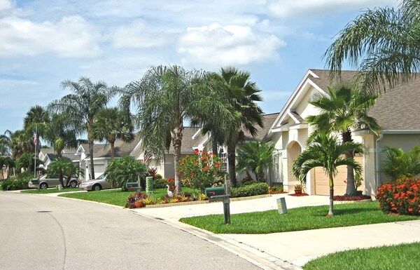 Census: US Population Flocking to Suburbs, Sun Belt, Florida