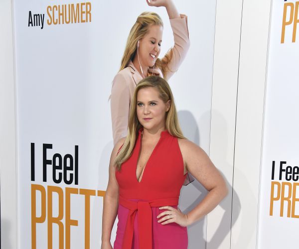 In 'I Feel Pretty' Amy Schumer Offers Bland Comedy, Muddled Messaging