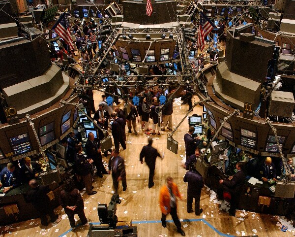 Stocks in Steep Plunge as Target's Woes Renew Inflation Fears