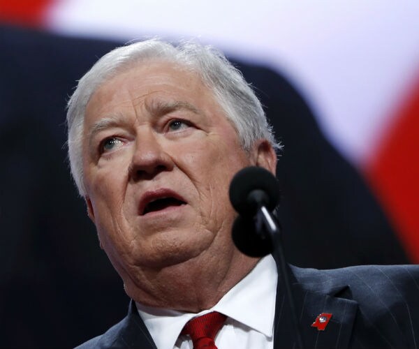 Ex-Mississippi Gov. Barbour Arrested With Gun at Airport