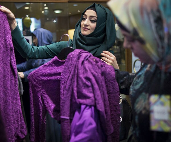 Muslim Woman Wears Hijab, Burkini in Minnesota Pageant