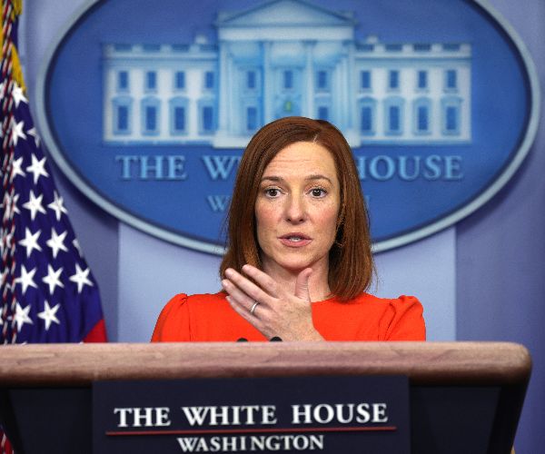 WH Still Weighing Travel Curbs, Does Not See Traveler Vaccine Mandate