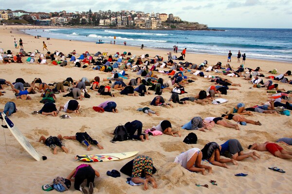 Australians Bury Heads in Sand to Protest Abbott's Climate Change Stance