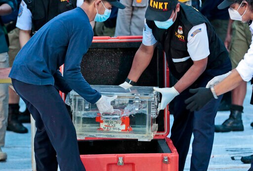 Indonesian Searchers Hunt for Crashed Plane's Voice Recorder