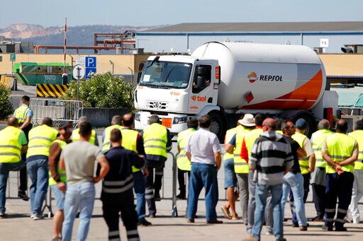Soldiers Deliver Gas as Portuguese Truckers' Strike Bites