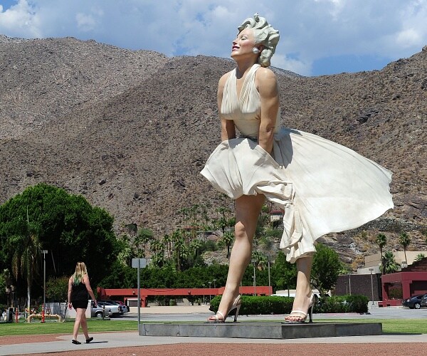 giant marilyn monroe statue