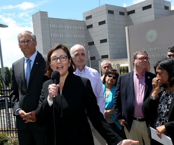 Teen Taken at US Border Tells of 'Icebox' Cages With 60 Girls