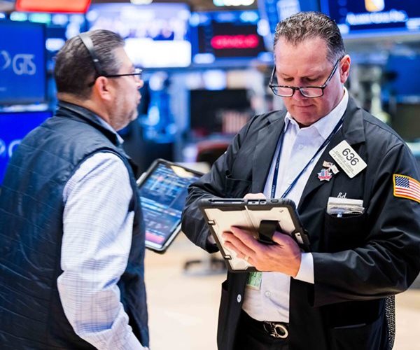 S&P 500, Nasdaq Fall on AI Valuation Worries 