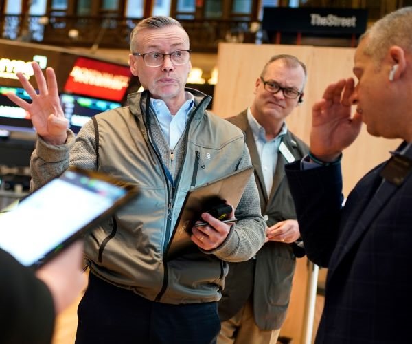 Nasdaq Futures Drop 1%, After Microsoft's Bleak Outlook