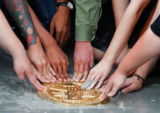 Thai Protesters Reinstall Plaque Symbolizing Democracy