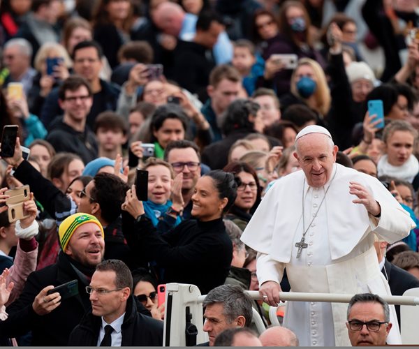 Vatican: Pope to Readmit Faithful to General Audiences 