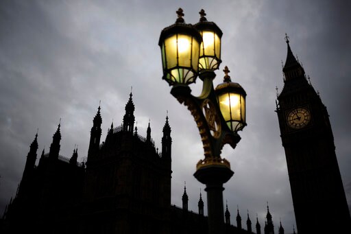 Pound Dives on Fears UK Election May Produce No Clear Winner