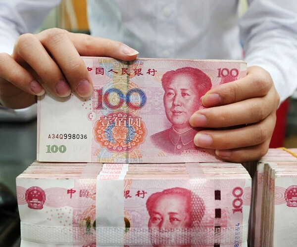 hands count stacks of 10-yuan notes