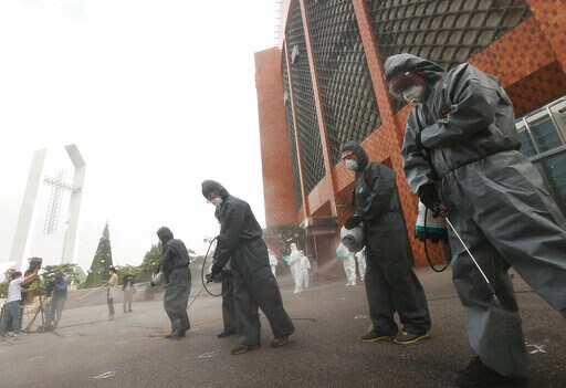 S. Korea Shuts Seoul Nightspots, Churches amid Virus Spike