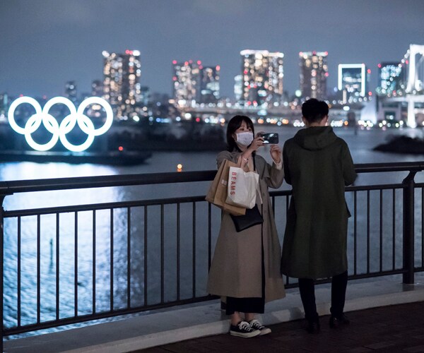 people in tokyo wear masks to protect against the coronavirus