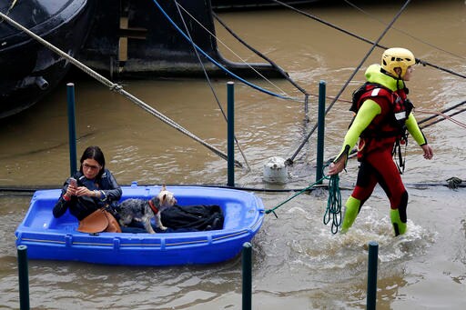 Waters Still Rising in Paris as Rains Taper off