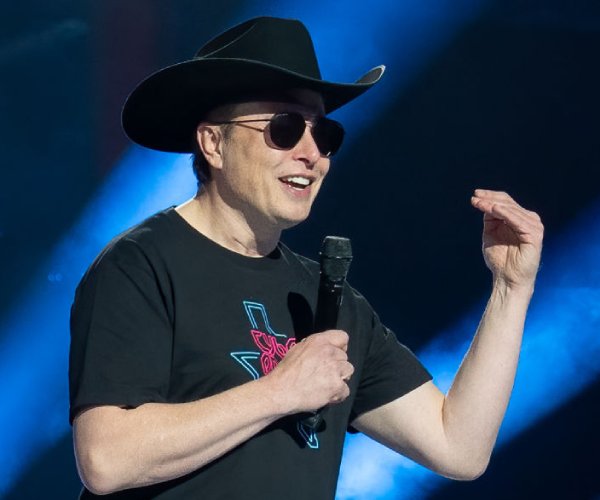 elon musk speaking to a crowd