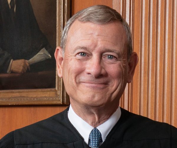 john roberts in judicial robe
