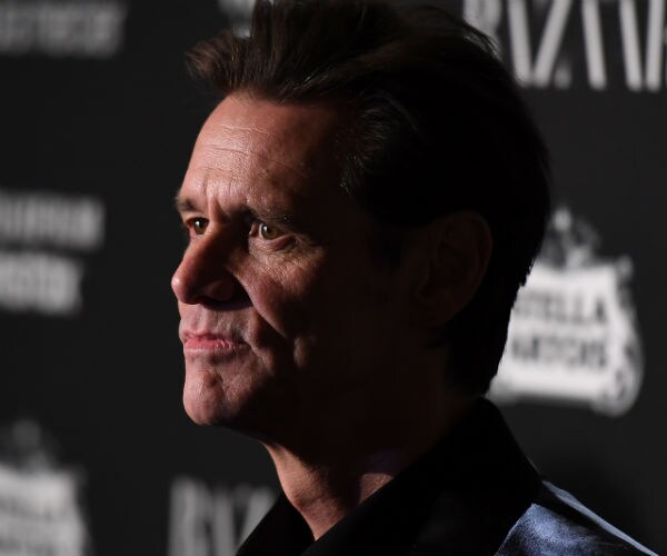 Jim Carrey Says Users Should Yank Their Facebook Accounts