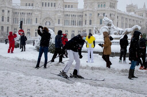 Blizzard Covers Spain in White, Brings Madrid to Standstill