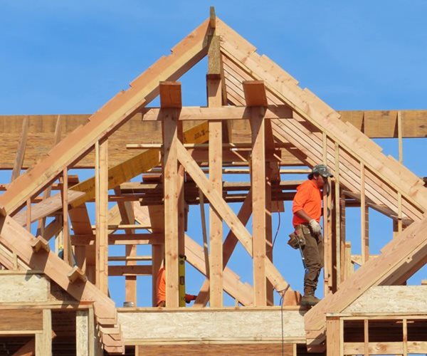 Buffett Invests in Biggest Homebuilders, Halves GM